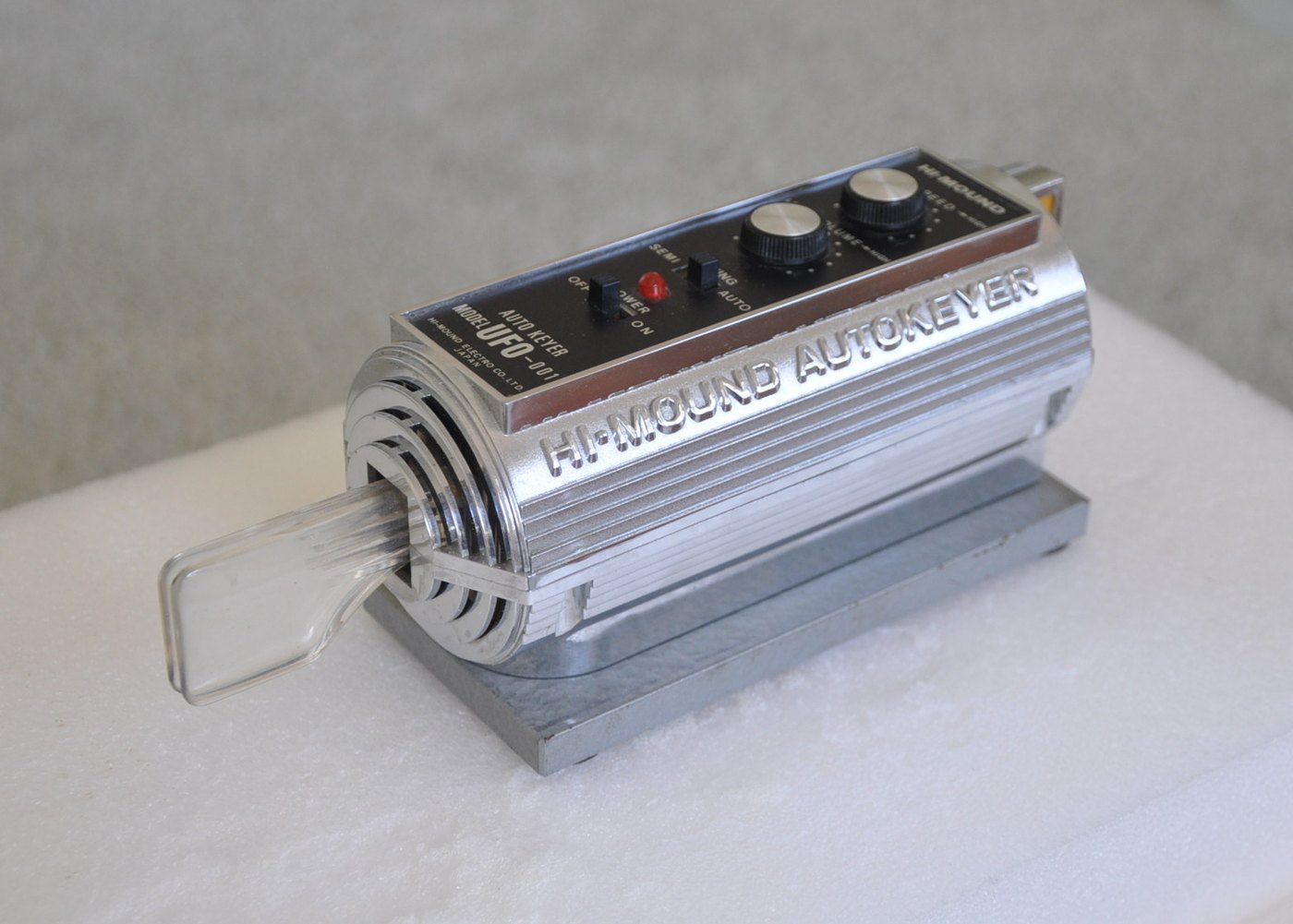 Figure 1 — The Hi-Mound Autokeyer UFO-001 — chrome hull, ribbed flanks, and a clear lucite squeeze paddle. Hi-Mound Electro Co., Shizuoka, Japan, c.1979. (Collector/auction photograph.)